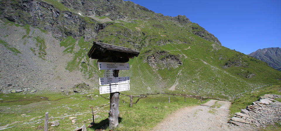 Gut beschildeter und leichter Wanderweg zur Keinprechthütte in den Schladminger Tauern