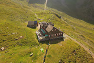 Gemütliche Terrasse und Gastraum auf der Keinprechthütte